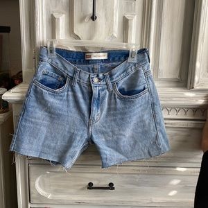 Light Wash LEVI Cut Off Shorts